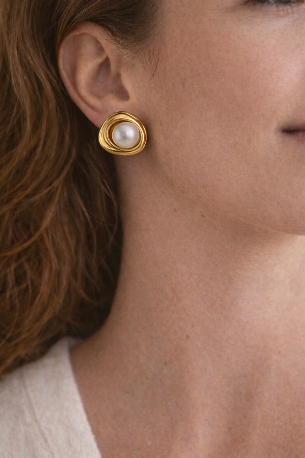 ROUND PEARL ARETES | DORADO