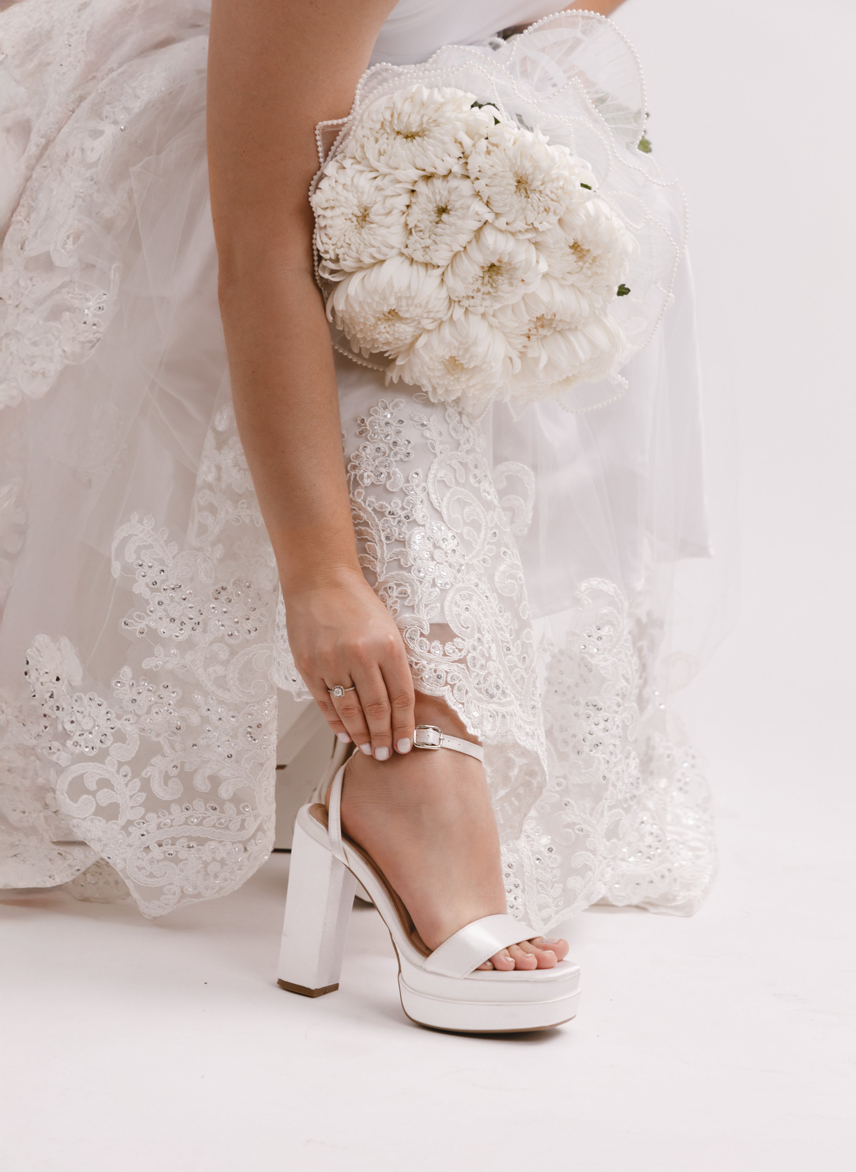 CATARINA TACONES PUNTONES BLANCO